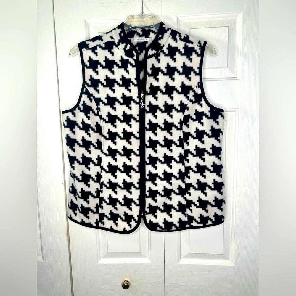 Susan Graver white/Black Zip‎ Up Fleece Vest